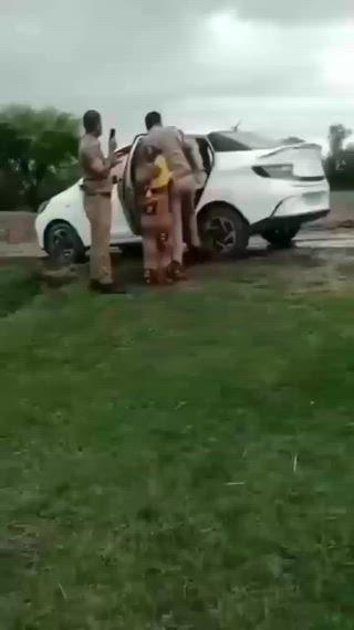 पति को बचाने के लिए दारोगा से सीधे भिड़ गई निडर महिला