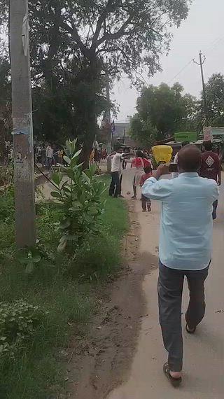 छेड़छाड़ से परेशान साहसी छात्रा ने शोहदे को सरेराह चप्पलों से पीटा