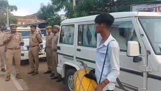 बैंड-बाजे के साथ अपराधी का जिला बदर, संतकबीरनगर पुलिस की प्रभावी कार्रवाई