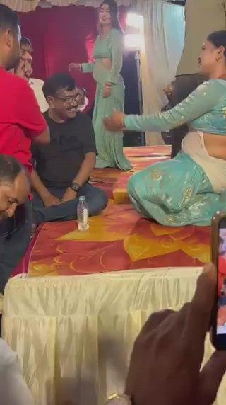 लखनऊ के पंचायत सचिव का वायरल वीडियो, गाने पर किया मुजरा