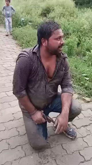 बस्ती: पुरानी रंजिश में युवक पर फायरिंग, ग्रामीणों ने तमंचे संग एक को दबोचा