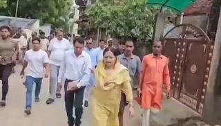 जर्जर तार से पिता-पुत्र की मौत, बिजली अधिकारी को खींचकर ले गईं विधायक