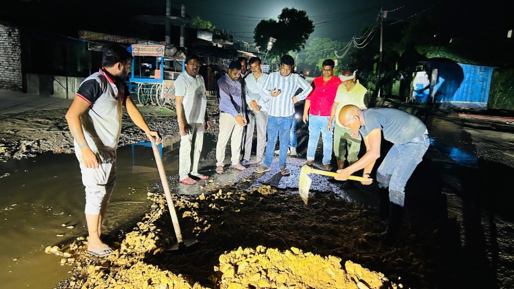 देर रात सक्रिय हुए नील मणि, उमरिया चौराहे का खतरनाक गड्ढा भरकर जनता को दी राहत