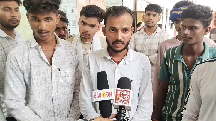 झांसी से जालौन पहुंचे IAS रिंकू सिंह राही के समर्थक, मीडिया के सामने रखी बात