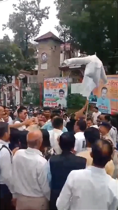 उत्तराखंड: डॉक्टरों के तबादलों पर भड़की कांग्रेस, CM-स्वास्थ्य मंत्री का पुतला फूंका