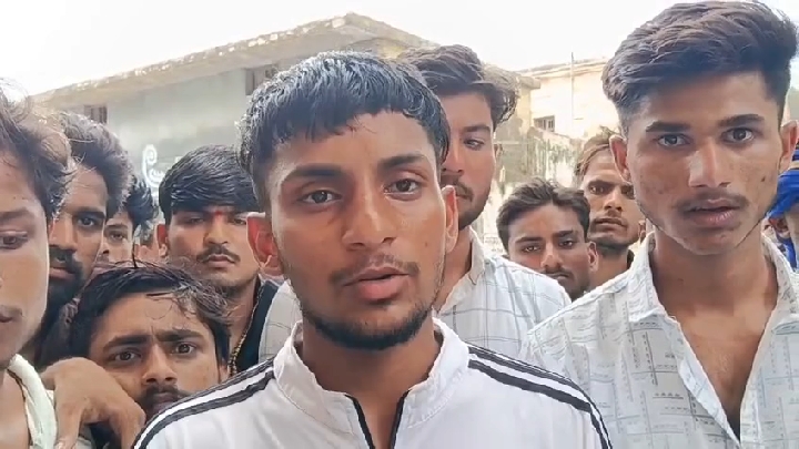 जालौन में 'ईमानदार SDM' रिंकू सिंह राही की वापसी की माँग तेज़, जनता ने DM को सौंपा ज्ञापन