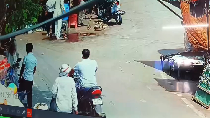 अंबाह में दिनदहाड़े सब्जी व्यापारी के 4 लाख रुपए चोरी, CCTV में कैद वारदात