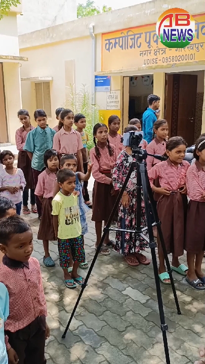 यूपी में 'स्कूल चलो अभियान' संग स्वच्छता का पाठ, छात्रों को सिखा रहे कचरा निस्तारण