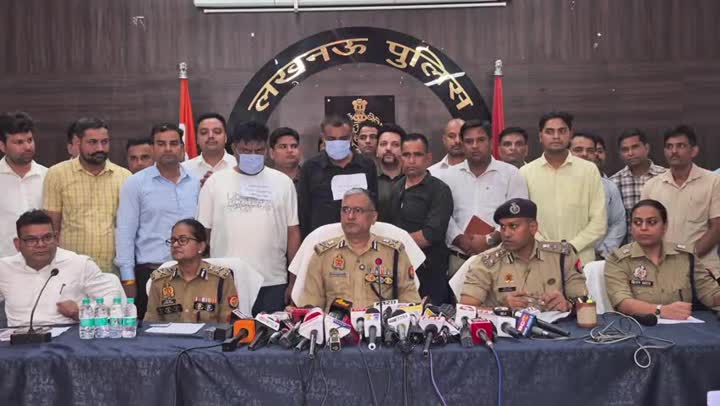 लखनऊ में अंतरराष्ट्रीय फर्जी कॉल सेंटर का पर्दाफाश, 119 गिरफ्तार