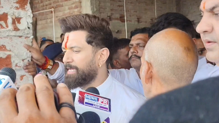 भरत तिवारी के परिजनों से मिले चिराग पासवान, बोले: 'दोषियों को नहीं छोड़ा जाएगा'