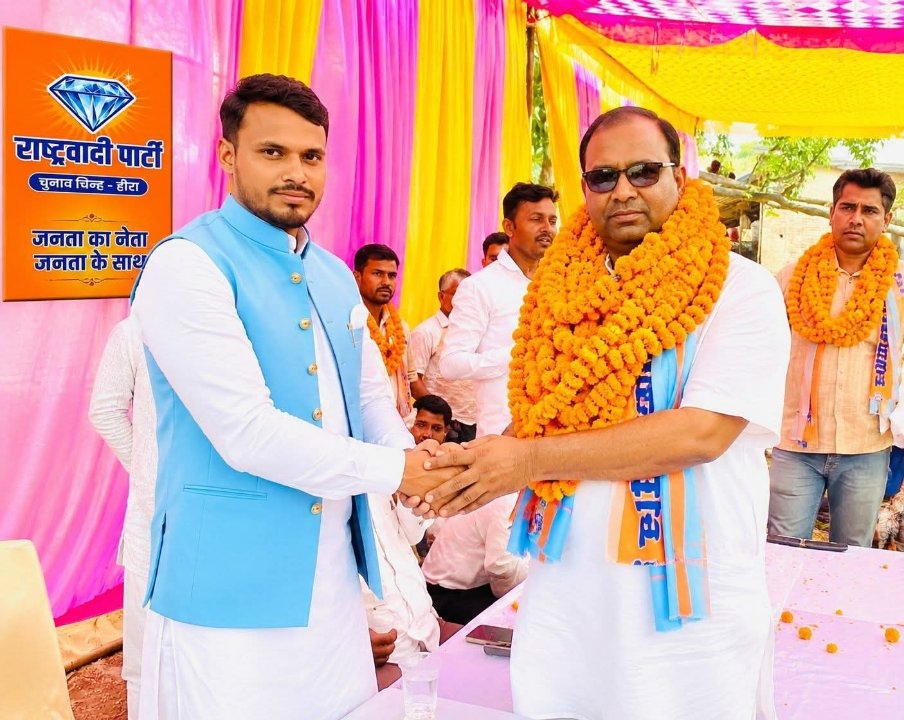 राष्ट्रवादी पार्टी के प्रदेश सचिव पंकज श्रीवास्तव का माला पहनाकर स्वागत