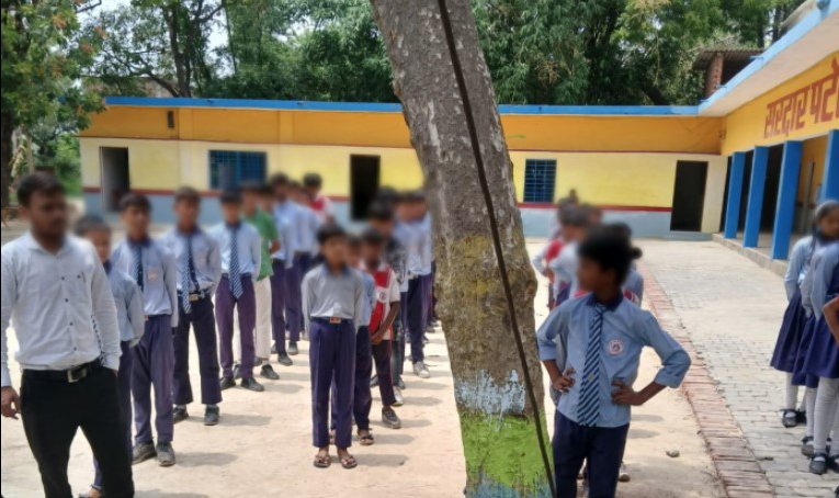 संतकबीरनगर पुलिस ने सरदार पटेल विद्यालय में छात्रों को बताए सड़क सुरक्षा के नियम