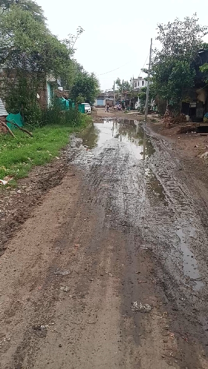 सड़क पर बहता नाली का पानी, बच्चे बीमार; ग्रामीणों की गुहार बेअसर