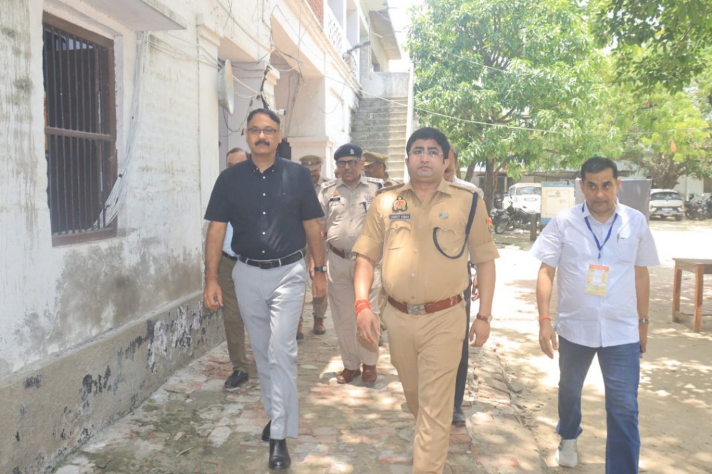 UPTET-2026 परीक्षा: जिलाधिकारी-एसपी ने केंद्रों का निरीक्षण कर शुचिता सुनिश्चित की