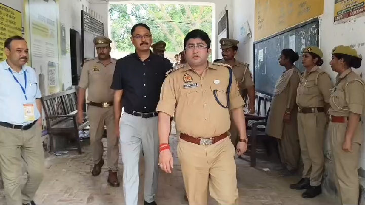 डीएम व एसपी द्वारा  (UPTET)-2026 के दूसरे दिन विभिन्न परीक्षा केंद्रों का किया गया निरीक्षण