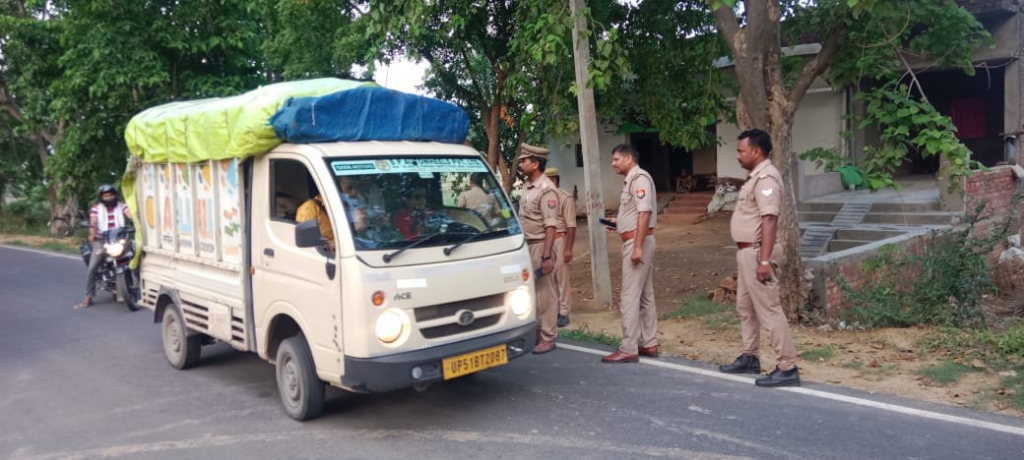 महुली पुलिस ने चलाया सघन वाहन चेकिंग अभियान, नागरिकों को यातायात नियमों के प्रति किया जागरूक