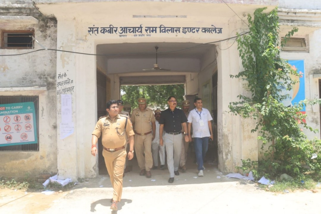 डीएम-एसपी ने यूपीटीईटी-2026 परीक्षा के दूसरे दिन केंद्रों का किया निरीक्षण
