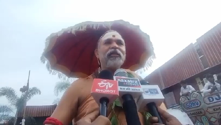निघासन में शंकराचार्य विवादों में: बजरंग दल को 'चोर' कहा, पत्रकार को 'थप्पड़ मारने' की धमकी