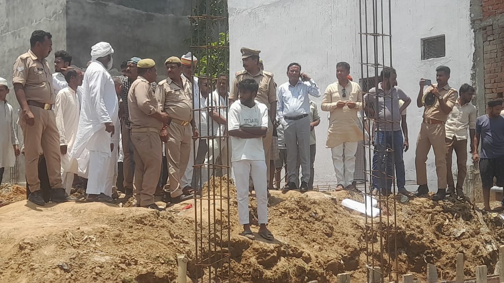 धनघटा के महुली में 10 दिन से नाली विवाद, मुख्य सड़क जलमग्न; तहसीलदार-थानाध्यक्ष मौके पर