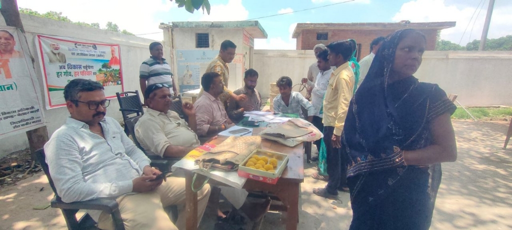 संतकबीरनगर: मठियापार ग्राम चौपाल में अधिकारियों ने सुनी ग्रामीणों की समस्याएं