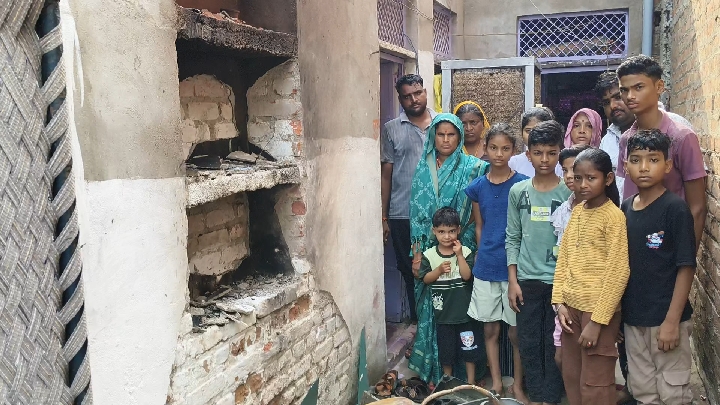 सेवढ़ा में फटा गैस सिलेंडर, हजारों का सामान राख; अधिकारियों पर देरी का आरोप