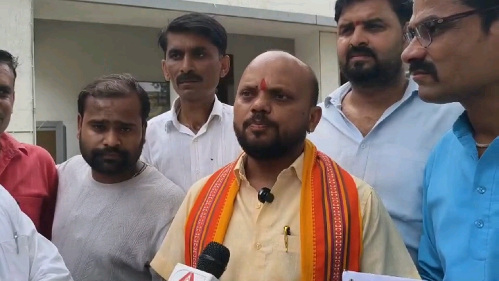 सरकारी वाहन पर ब्राह्मण समाज के खिलाफ टिप्पणी: परशुराम सेना ने की सख्त कार्रवाई की मांग