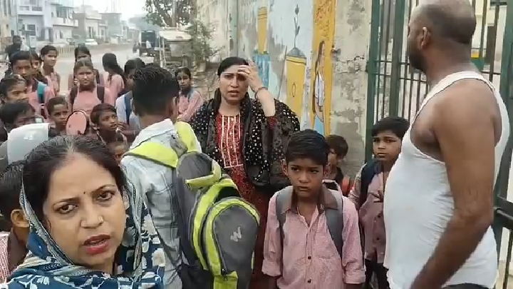 पूर्व ऊर्जा मंत्री के गांव के स्कूल में पढ़ाई की हालत का वीडियो वायरल