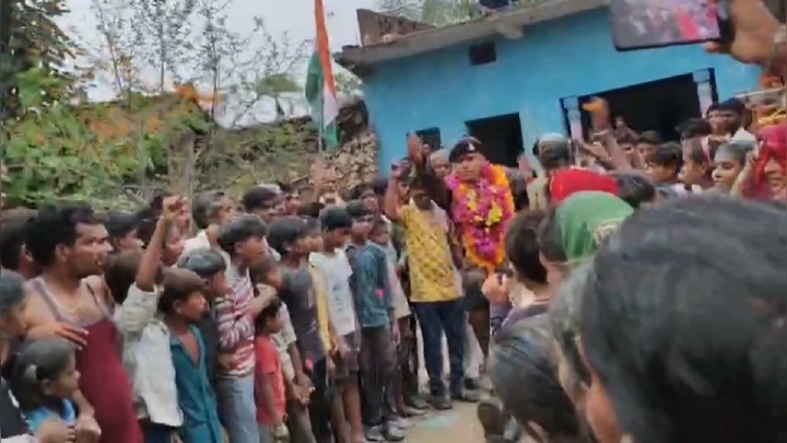 गरीब किसान का बेटा बना अग्निवीर, सेना की वर्दी में लौटा तो गाँव में मना जश्न