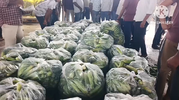 राजपुर मंडी में किसानों का हंगामा, सब्जी नीलामी पर लगा ब्रेक