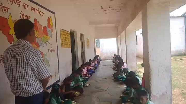 लातेहार: दोना मध्य विद्यालय में जान जोखिम में डाल पढ़ रहे बच्चे, अधिकारी ने दिया आश्वासन