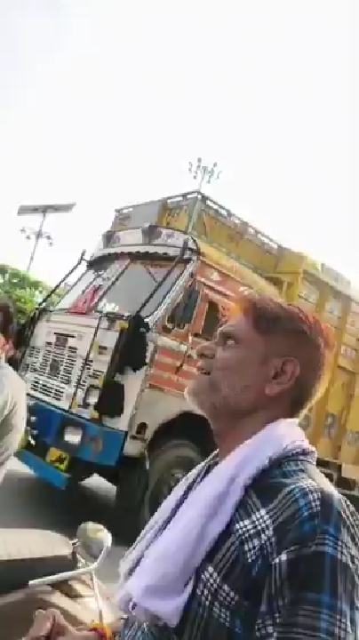 पुलिस ने रोका ट्रक तो चालक ने सीधी धमकी दी, 