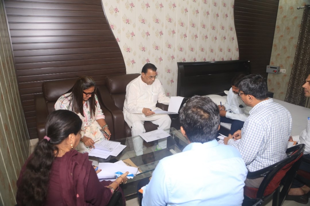 मंत्री नरेंद्र कश्यप ने बस्ती मंडल में योजनाओं की समीक्षा की, करोड़ों की छात्रवृत्ति और पेंशन वितरित