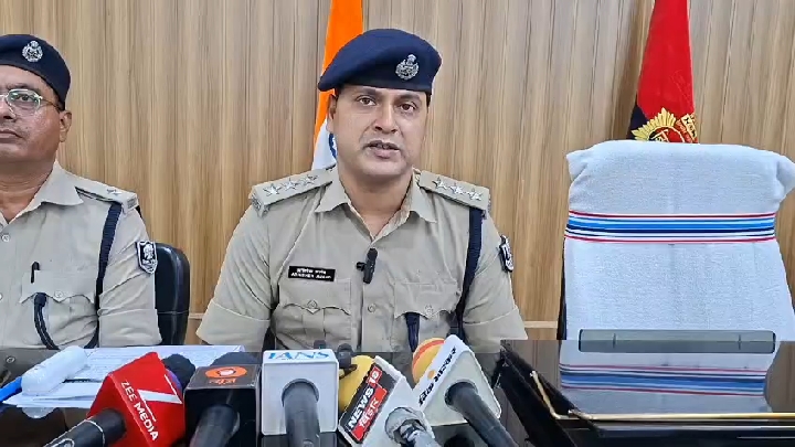 दिनदहाड़े लूट का 36 घंटे में खुलासा, ₹8.46 लाख और हथियार समेत पांच गिरफ्तार