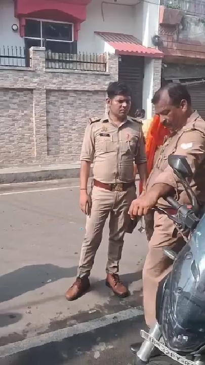 डिजी लॉकर में दस्तावेज दिखाने पर भी बाइक सीज, पुलिसकर्मियों के बिना हेलमेट होने पर उठे सवाल