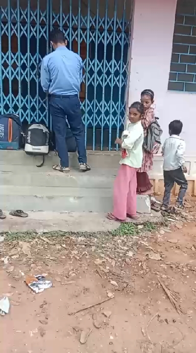 समय पर स्कूल न खुलने पर भड़के शिक्षक, ग्रामीणों को अपशब्द कहने का वीडियो वायरल