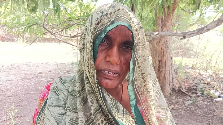 कोर्ट में विचाराधीन विधवा की जमीन पर दबंगों का जबरन कब्जा करने का प्रयास