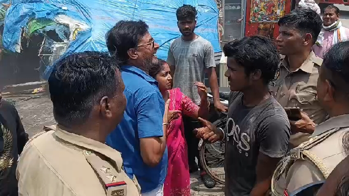 कानपुर में 'विकास' की नई परिभाषा: बुलडोजर के साथ थप्पड़ का तड़का!