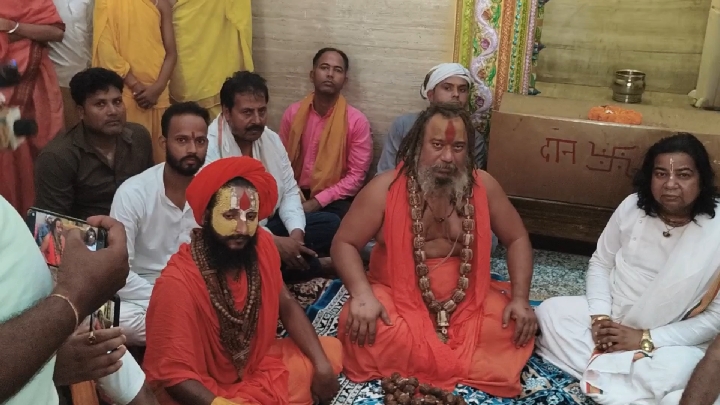 संतों की बैठक में पत्रकार के तीखे सवाल, 'जो आप कहेंगे, वही सच है!'