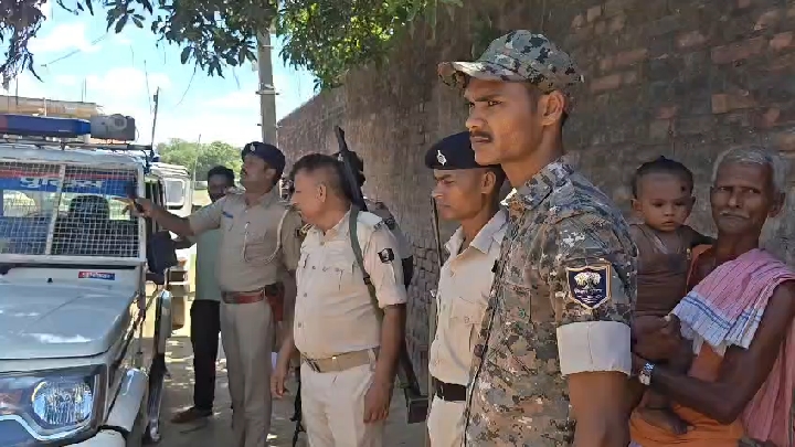 पूर्वी चंपारण में फरार अभियुक्तों के घरों पर इश्तिहार चस्पा, आगे कुर्की-जब्ती की चेतावनी