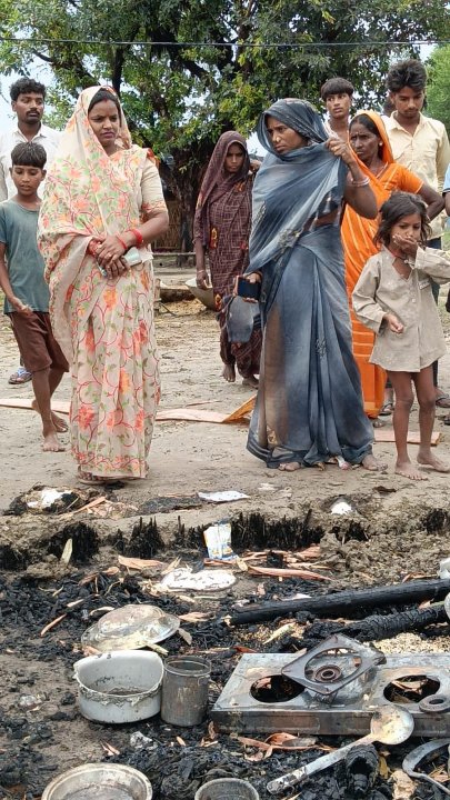 दौलतपुर में भयानक अग्निकांड: लाखों का सामान जला, तीन परिवार बेघर, सिलेंडर फटा