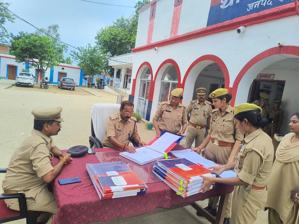 सीओ धनघटा ने महुली थाने का त्रैमासिक निरीक्षण किया, महिला कांस्टेबल ललिता को 'गुड एंट्री' से नवाज़ा