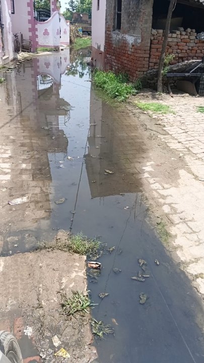 कुशीनगर के नाउमुंडा में जलभराव से जीवन बेहाल, ग्रामीणों का निकलना मुश्किल