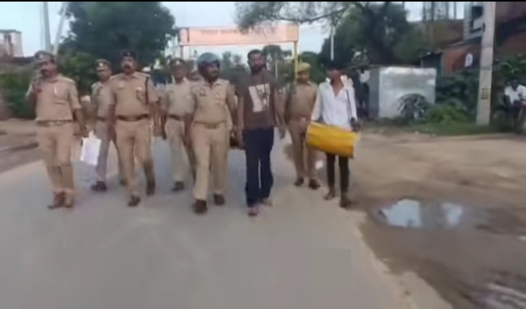 ढोल-नगाड़े के साथ अपराधी जिला बदर: संतकबीरनगर पुलिस का कड़ा संदेश