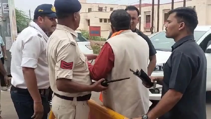 करैरा विधायक रमेश खटीक को CM कार्यक्रम में रोका, सुरक्षाकर्मियों से तीखी बहस