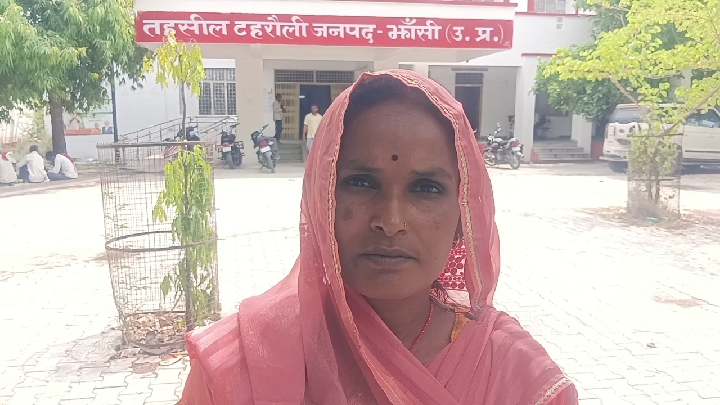 टहरौली तहसील में उपजिला अधिकारी को जमीन कब्जे का ज्ञापन सौंपा