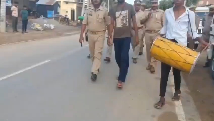 संतकबीरनगर पुलिस का अनोखा एक्शन: बैंड-बाजे के साथ जिला बदर अपराधी जनपद से बाहर