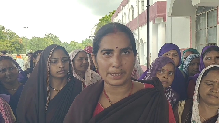 ज्ञापन देने पहुँचीं आशा कार्यकर्ताओं ने जिला स्वास्थ्य अधिकारी पर लगाए अभद्रता के आरोप