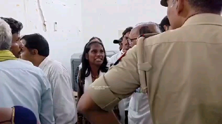 मिर्ज़ापुर में DM के सामने पीड़िता का हंगामा, प्रधान पर अपहरण का आरोप