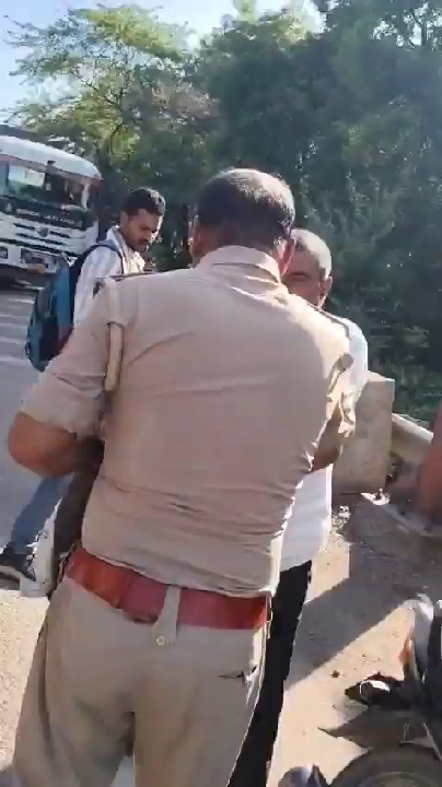 हमीरपुर: वर्दीधारी दारोगा पर ₹20 हजार चोरी का आरोप, ड्राइवर ने पकड़कर पुलिस के हवाले किया