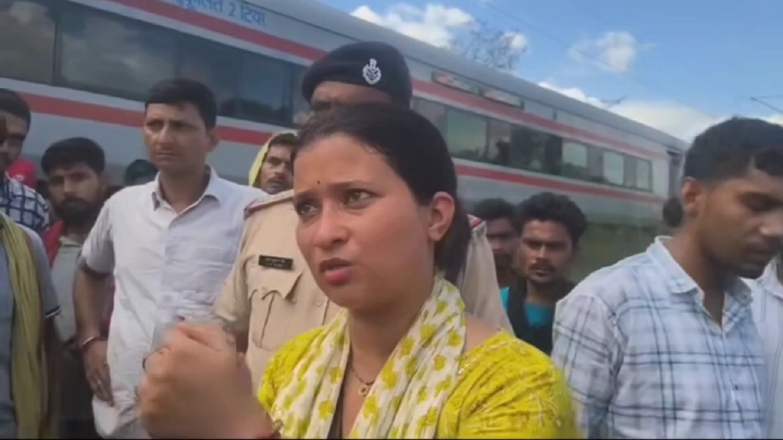 दबंगों ने दरोगा दंपति को बेरहमी से पीटा, मदद न मिलने पर एक घंटा रोकी ट्रेन